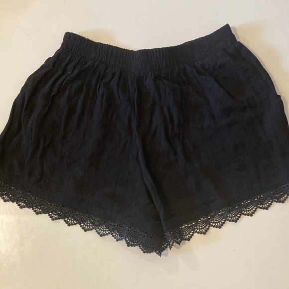 Kingston Grey Junior’s Solid Crochet Trim Shorts Black Small - Picture 4 of 4